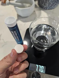 The finished glass of hydrogen water